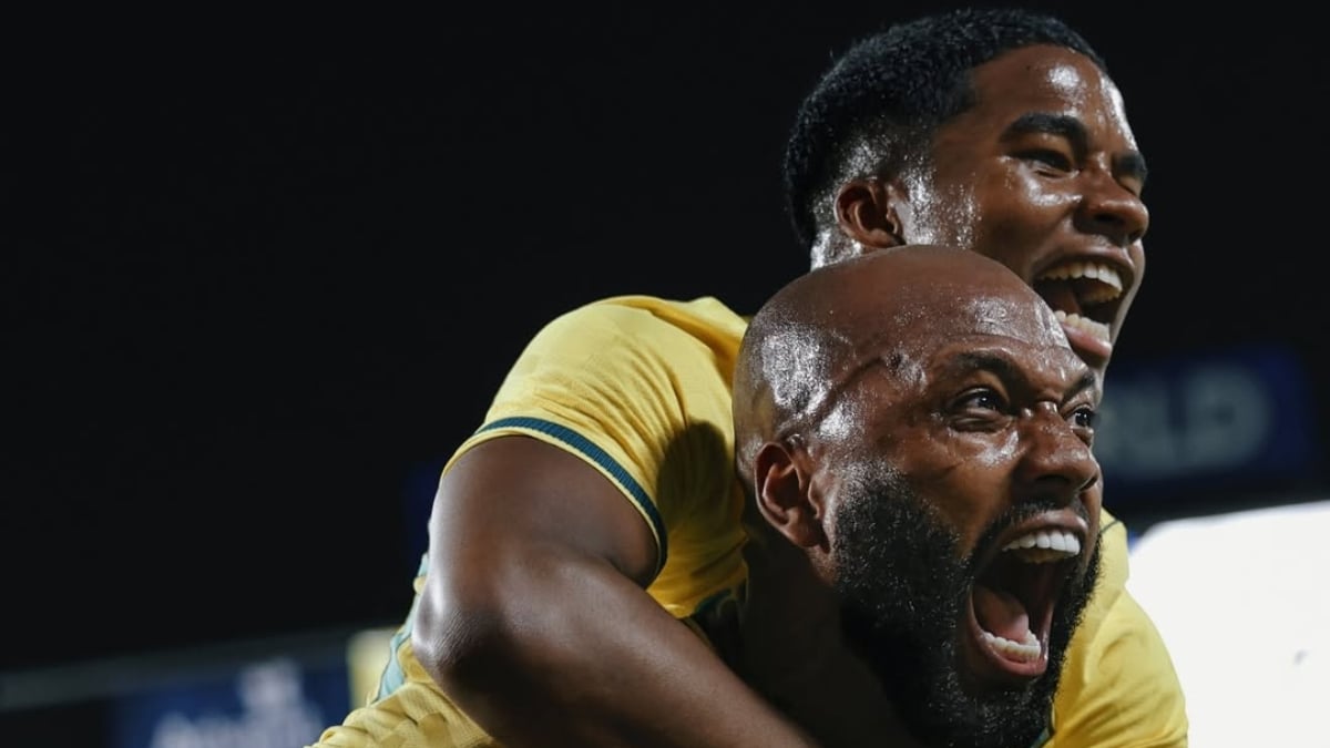 Endrick e Igor Thiago sorriem durante entrevista coletiva da Seleção Brasileira nos Estados Unidos, destacando o clima descontraído na preparação para a Copa do Mundo.