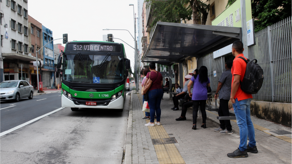 Ponto de ônibus de Campinas com veículo estacionado para passageiros