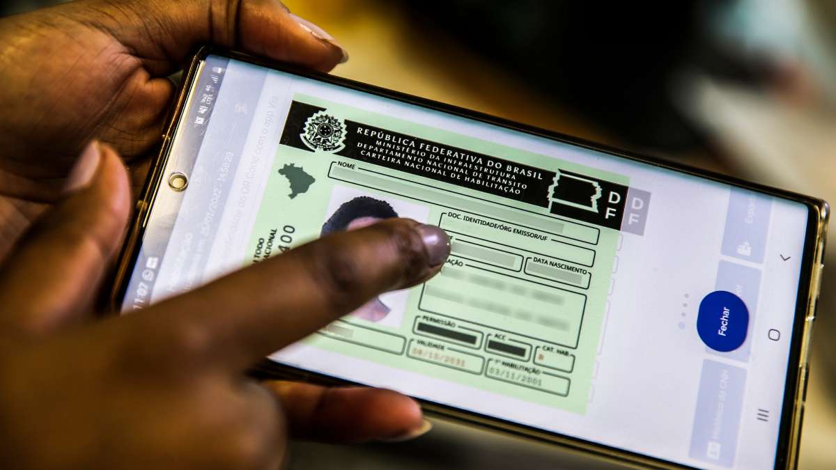 Lula sanciona lei que permite renovação automática da CNH para bons condutores.