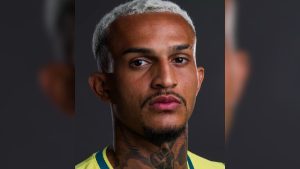 O lateral-direito Wesley vestindo o uniforme da Seleção Brasileira, atleta que foi cortado da convocação para a Copa do Mundo devido a uma lesão na coxa esquerda.