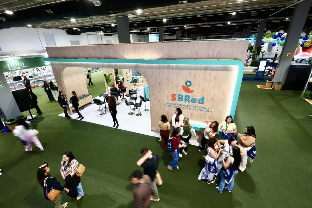 Estande da SBRed na área de exposição do Biomedicina in Santos, demonstrando a integração entre a indústria da saúde e os profissionais da área.