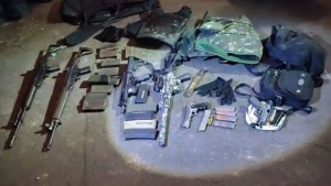 Arsenal de armas de fogo pesadas e carro recuperado pela Polícia Militar após confronto e perseguição em Indaiatuba.