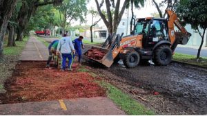 OperÃ¡rios trabalhando na revitalizaÃ§Ã£o da ciclovia da avenida Cruzeiro do Sul, em Piracicaba, durante as obras de modernizaÃ§Ã£o do Parque Linear.