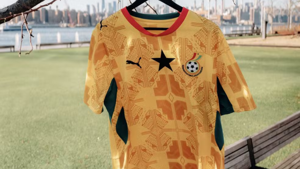 Camisa titular da seleção de Gana para a Copa do Mundo de 2026, com estampa colorida inspirada no tecido kente e padrões de teia de aranha.