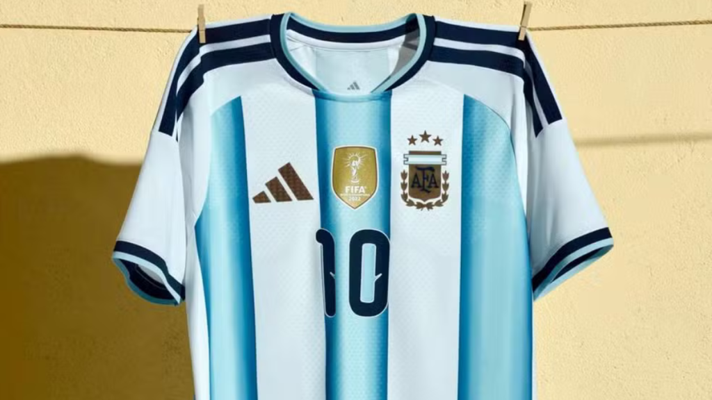 Camisa da seleção da Argentina para a Copa do Mundo de 2026, apresentando as tradicionais listras verticais em azul celeste e branco.