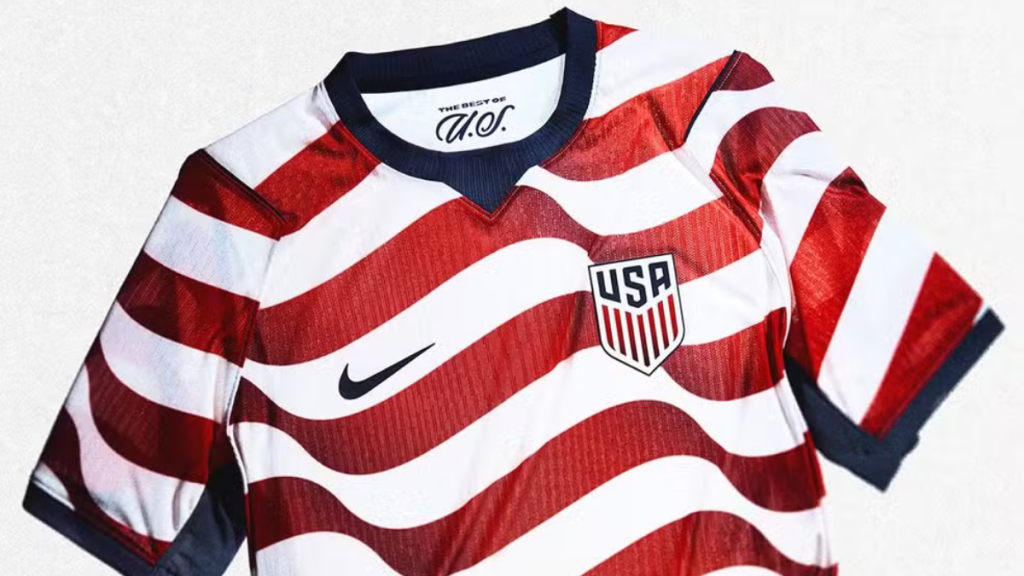 Uniforme principal da seleção dos Estados Unidos para a Copa do Mundo de 2026, com design em branco e detalhes nas cores da bandeira americana.