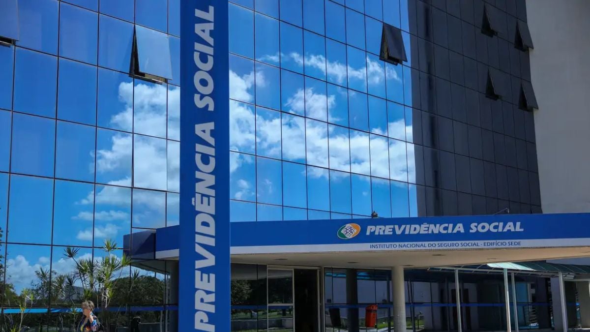 Martelo da justiça sobre mesa de madeira, simbolizando a decisão do STF que derrubou a exigência de idade mínima para a aposentadoria especial.