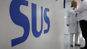 Profissional de saúde realizando entrevista domiciliar para a Pesquisa Nacional de Saúde Mental (PNSM-Brasil), representando a coleta de dados sobre o bem-estar da população.