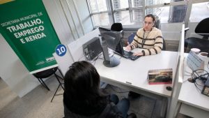 Profissional com deficiência em ambiente de trabalho corporativo, representando a inclusão produtiva e as oportunidades geradas pelo Polo de Empregabilidade Inclusiva em Piracicaba.