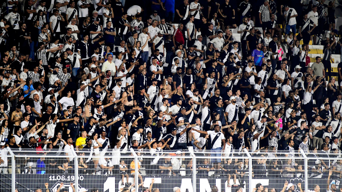 Vista das arquibancadas do Estádio Moisés Lucarelli, o Majestoso, em Campinas, durante partida da Ponte Preta pela Série B do Brasileirão.