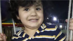 Karin Rachel Aranha Toledo e seu filho Adam, criança brasileira levada para o Egito, em registro que ilustra a disputa internacional pela guarda do menino.