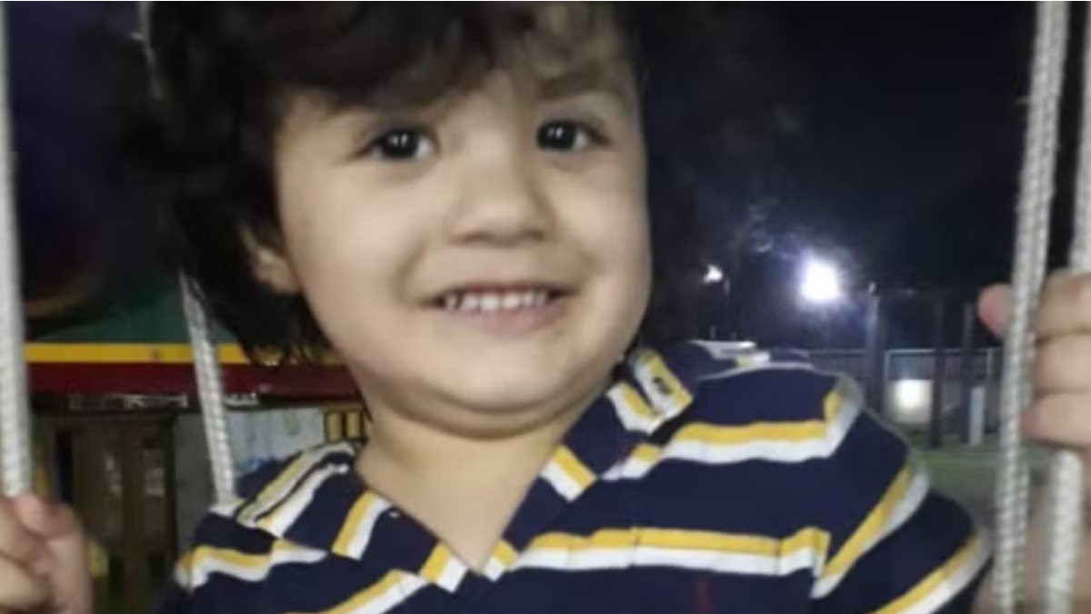 Karin Rachel Aranha Toledo e seu filho Adam, criança brasileira levada para o Egito, em registro que ilustra a disputa internacional pela guarda do menino.