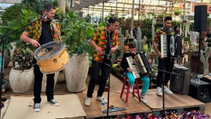 Decoração temática da Copa Caipira no Mercado de Flores da Ceasa Campinas, unindo elementos de festa junina e futebol entre plantas ornamentais.