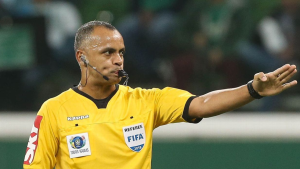 O árbitro brasileiro Wilton Pereira Sampaio em campo, selecionado pela Fifa para apitar o jogo de abertura da Copa do Mundo entre México e África do Sul.
