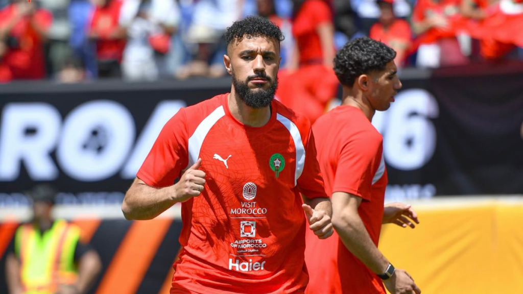 Lateral-direito Noussair Mazraoui, da seleção de Marrocos, demonstra dor e segura o ombro durante partida contra a Noruega, colocando em dúvida sua estreia na Copa do Mundo.