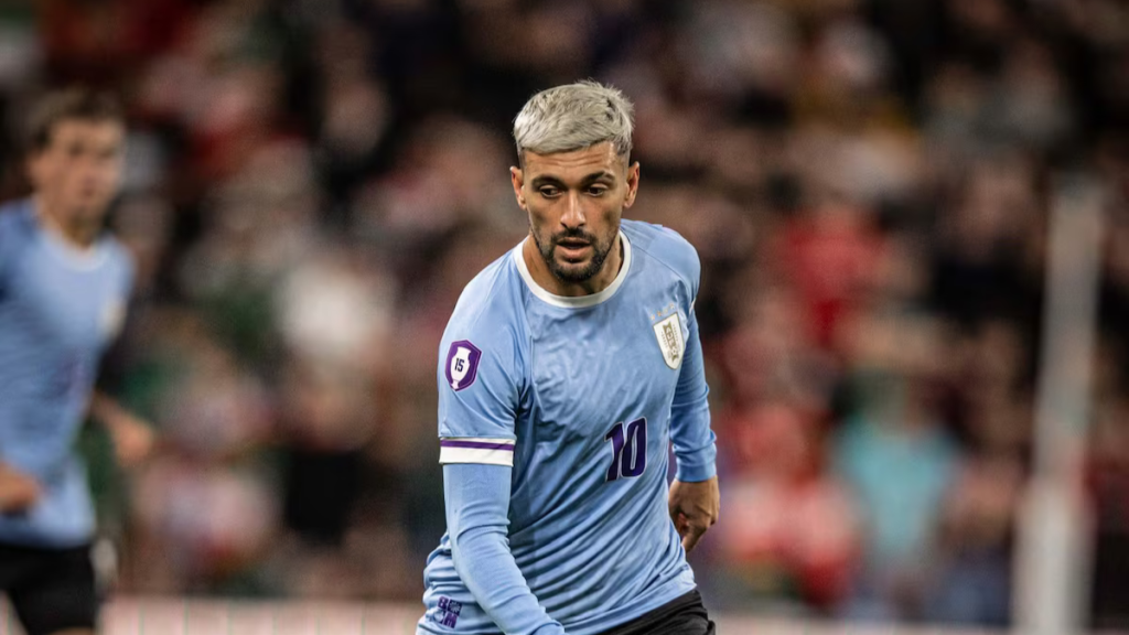 Meio-campista Arrascaeta, da seleção do Uruguai, em campo, representando a preocupação da comissão técnica com sua lesão na panturrilha direita antes do início do Mundial.