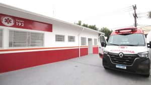 Ambulância do Samu estacionada em frente à nova base descentralizada de atendimento de urgência na Vila Sônia, em Piracicaba.