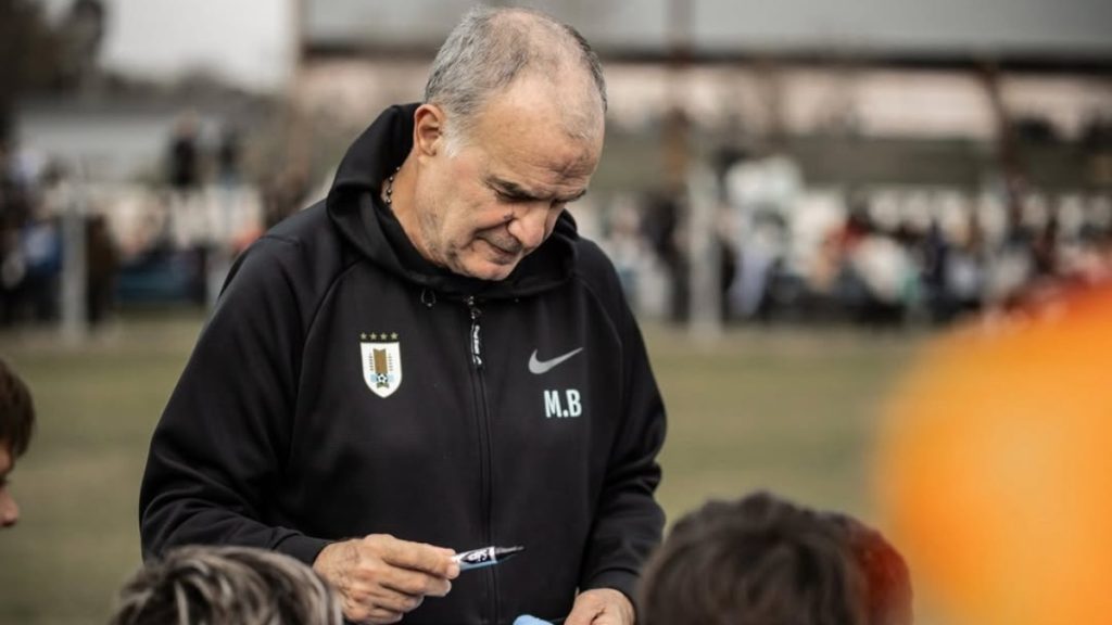 Integrantes da seleção do Uruguai durante deslocamento ou preparação para o torneio, representando uma das delegações que participam da Copa do Mundo 2026 sob o contexto de dificuldades logísticas.