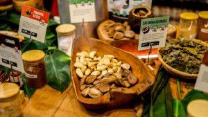 Seleção de alimentos frescos e naturais, como frutas e vegetais, ilustrando a tendência de consumo saudável e a redução de açúcar na dieta dos brasileiros.