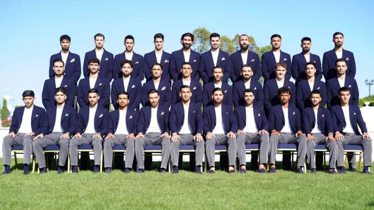 Jogadores da Seleção do Irã de futebol, o Team Melli, reunidos em campo durante preparação para a Copa do Mundo de 2026.
