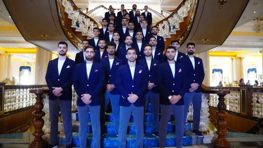 Integrantes da delegação da Seleção Iraniana em atividade, ilustrando o contexto de logística e os desafios enfrentados pela equipe para o Mundial.