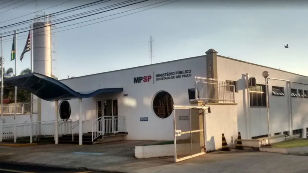 Agentes do Gaeco e da Polícia Civil realizando o cumprimento de mandados de prisão e busca e apreensão no interior de São Paulo.