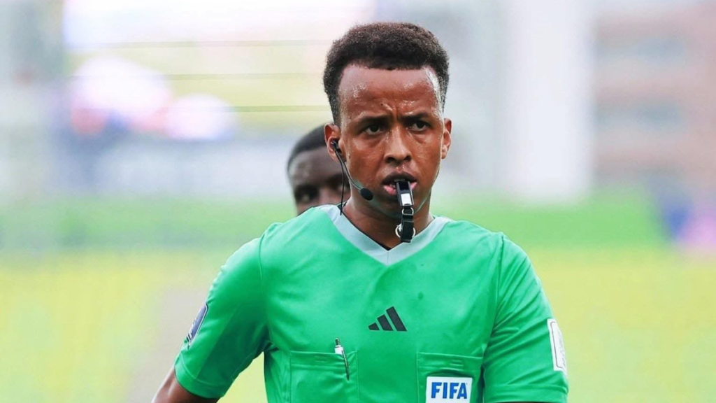 Retrato do árbitro Omar Abdulkadir Artan, eleito o melhor árbitro masculino do ano pela Confederação Africana de Futebol, vestindo uniforme oficial.