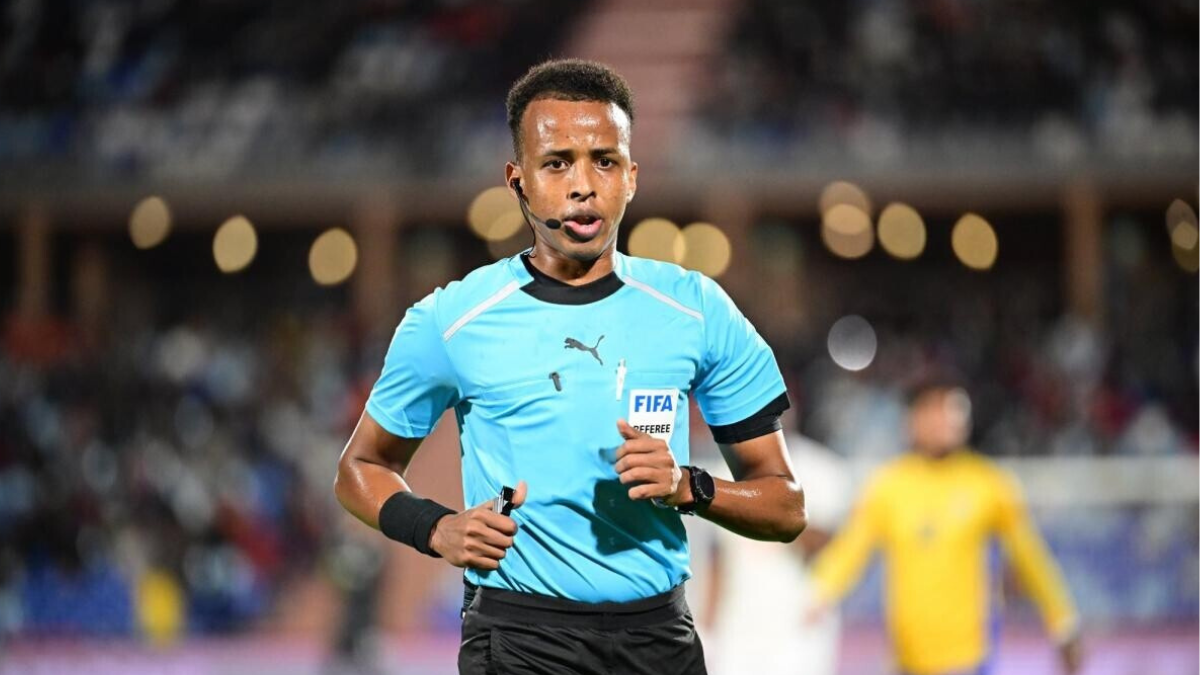 Árbitro somali Omar Abdulkadir Artan, profissional da FIFA que foi impedido de entrar nos Estados Unidos para atuar na Copa do Mundo de 2026.