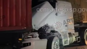 Engavetamento entre caminhões na Interligação Baixada, em Cubatão, com viaturas do Corpo de Bombeiros e Polícia Militar Rodoviária atendendo a ocorrência no km 1,3.