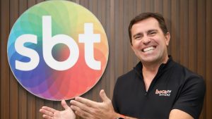 Rodrigo Bocardi, jornalista e apresentador, em foto oficial celebrando sua contratação pelo SBT e o lançamento do projeto multiplataforma BocaTV.