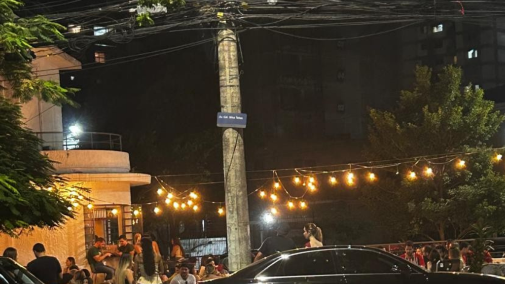 Rua movimentada no bairro Cambuí, em Campinas, área que registrou 218 ocorrências de furto e roubo entre janeiro e abril de 2026.