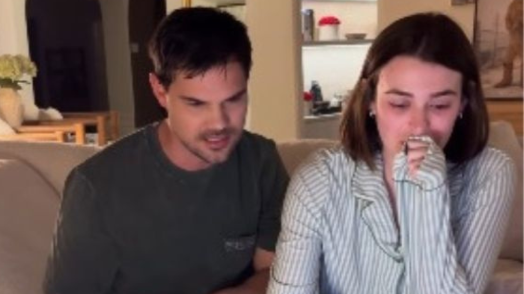 O ator Taylor Lautner e sua esposa, Tay Lautner, sorridentes em um campo celebrando a notícia da gravidez da primeira filha do casal.