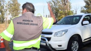Agentes da Emdec organizando a operação de trânsito no entorno do Estádio Moisés Lucarelli para a partida entre Ponte Preta e Cuiabá.