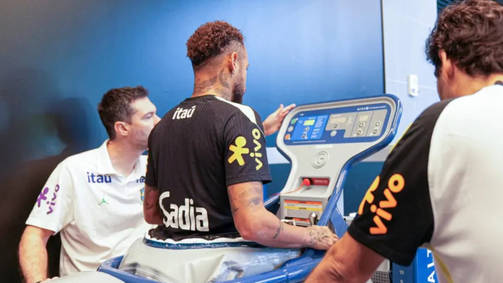 Neymar Jr. realiza atividades de fisioterapia e transição física no gramado do CT do New York Red Bulls para tratar lesão na panturrilha direita.