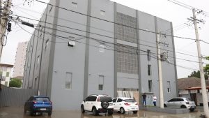 Atendente de necrotério do IML de Santos preso por suspeita de desviar dinheiro de conta bancária de pessoa morta usando celular.