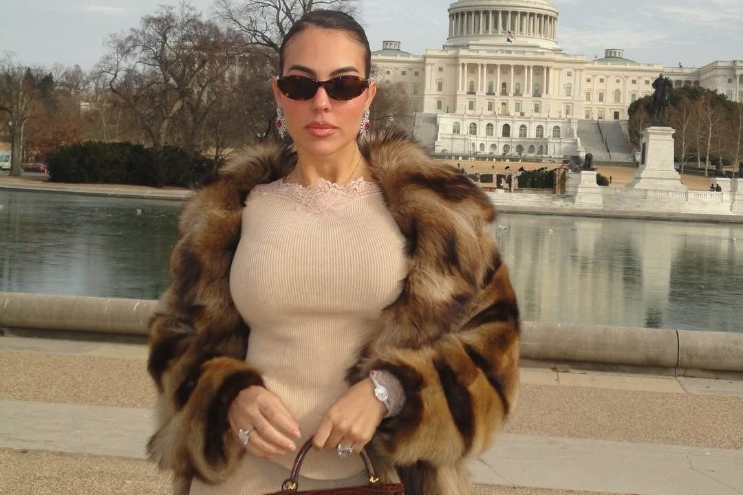 Georgina Rodríguez posando para foto, destacando sua presença como modelo e empresária influente no cenário global.