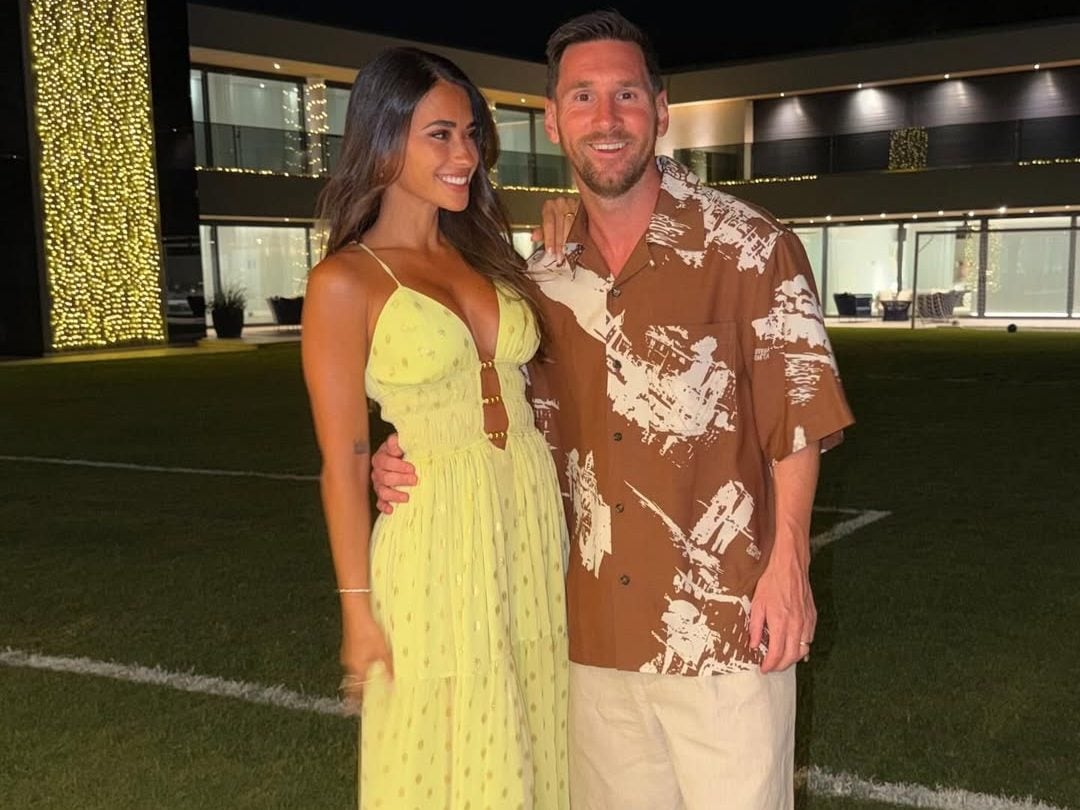Antonela Roccuzzo e Lionel Messi sorrindo juntos, exemplificando o casal de grande influência digital e publicitária.