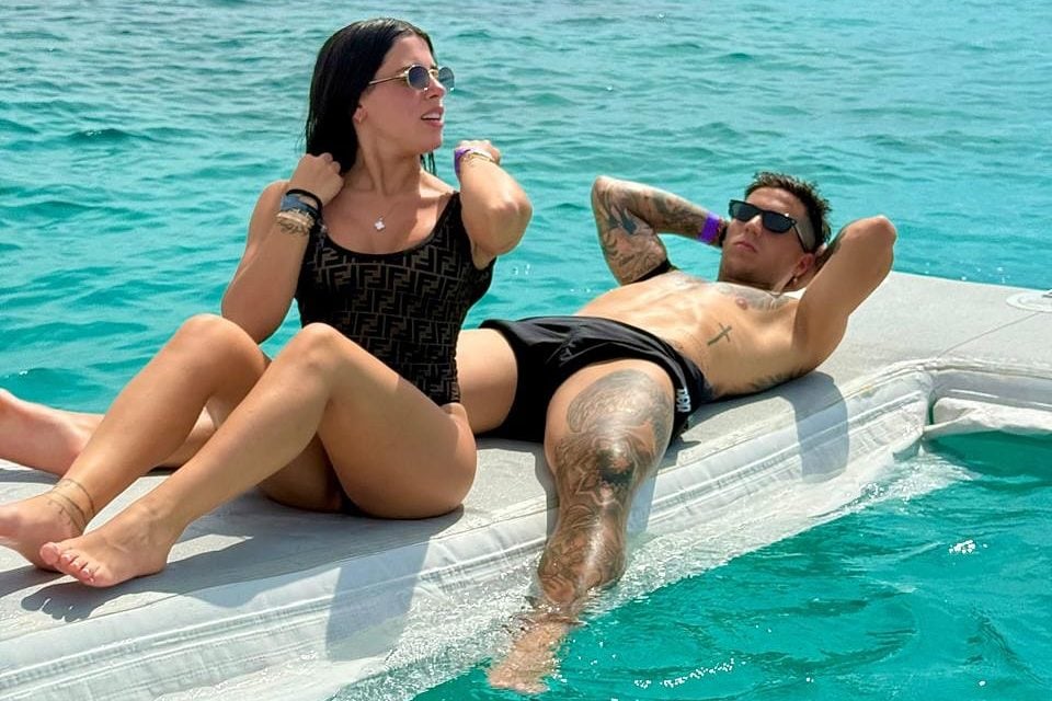 Valentina Cervantes e o jogador Enzo Fernández em momento de casal, representando a nova geração de WAGs argentinas.