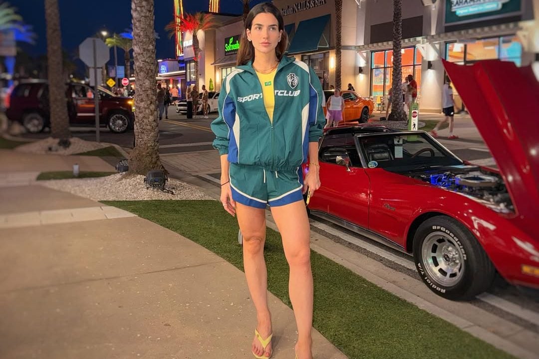 Duda Fournier posando para suas redes sociais, influenciadora digital brasileira e esposa do jogador Lucas Paquetá.
