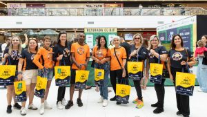 Pessoas no Shopping Parque Balneário, em Santos, retirando o kit da corrida Meia de Santos 2026