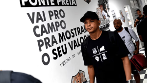 Zagueiro David Braz com o uniforme oficial da Ponte Preta, representando sua trajetória no clube de Campinas antes da rescisão contratual.