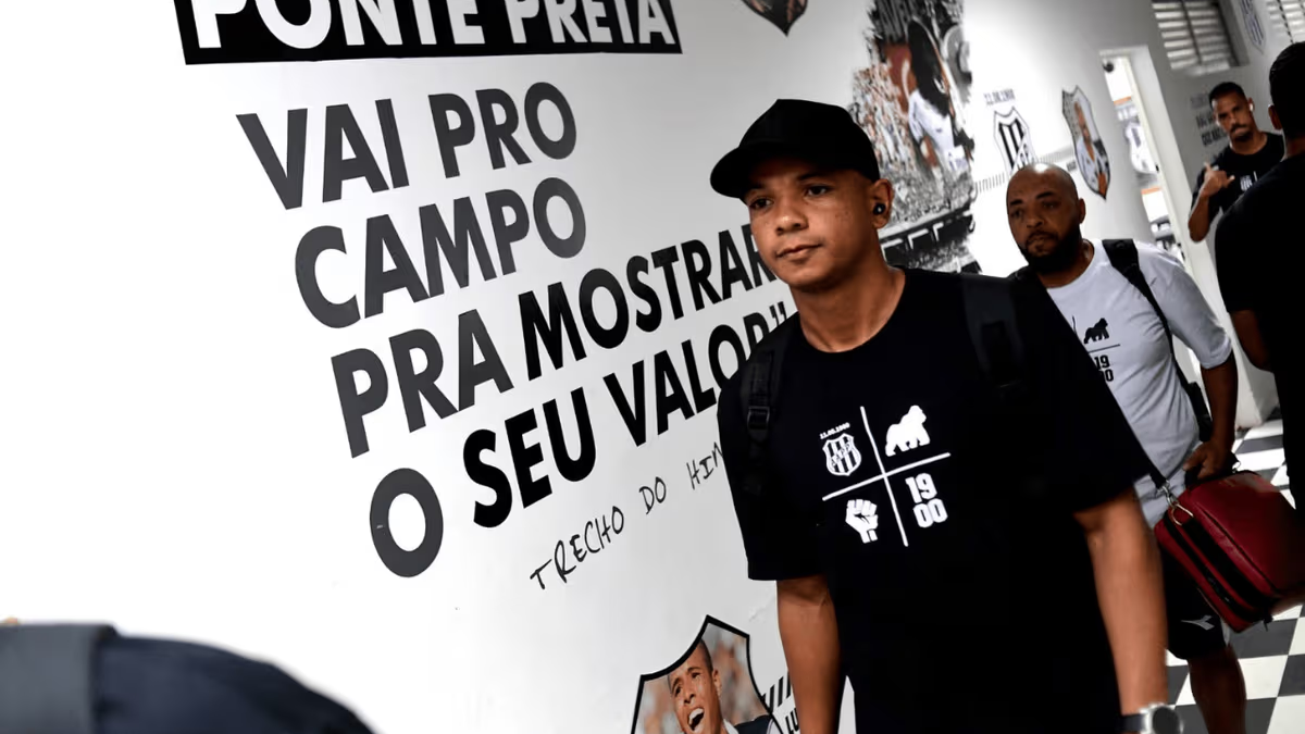 Zagueiro David Braz com o uniforme oficial da Ponte Preta, representando sua trajetória no clube de Campinas antes da rescisão contratual.