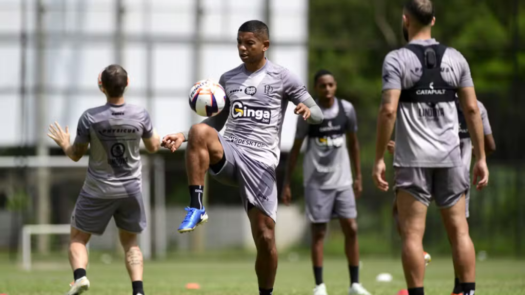 David Braz em atividade de treinamento no gramado da Ponte Preta, vestindo o uniforme de treino do clube durante sua passagem por Campinas.