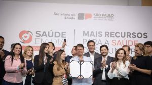 Prefeito Helinho Zanatta e Governador Tarcísio de Freitas durante cerimônia de anúncio de investimentos para a saúde de Piracicaba no Palácio dos Bandeirantes.