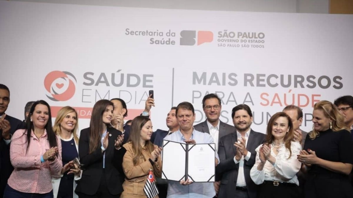 Prefeito Helinho Zanatta e Governador Tarcísio de Freitas durante cerimônia de anúncio de investimentos para a saúde de Piracicaba no Palácio dos Bandeirantes.