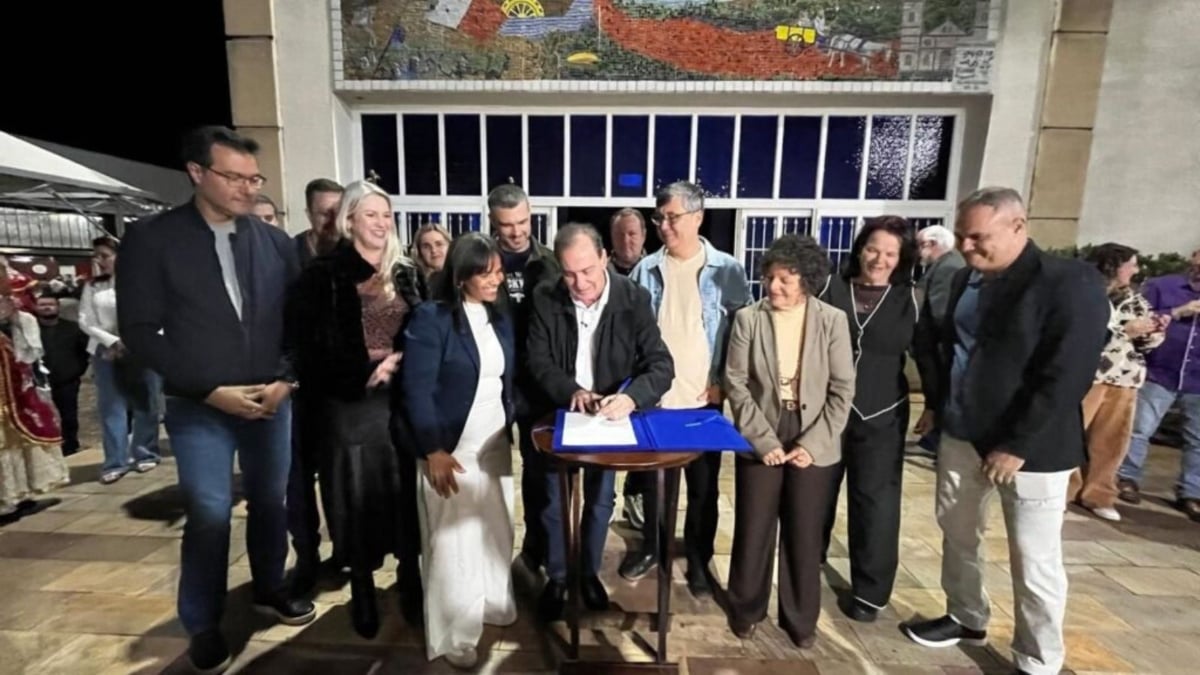Prefeito Helinho Zanatta assina a Ordem de Serviço para o início das obras da nova escola municipal no bairro Santana, em Piracicaba, durante a 15ª Festa do Vinho.