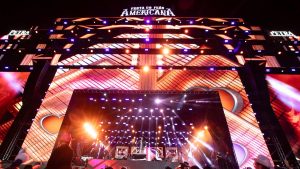 Palco principal da 38ª Festa do Peão de Americana iluminado durante apresentações sertanejas no Parque de Eventos CCA.