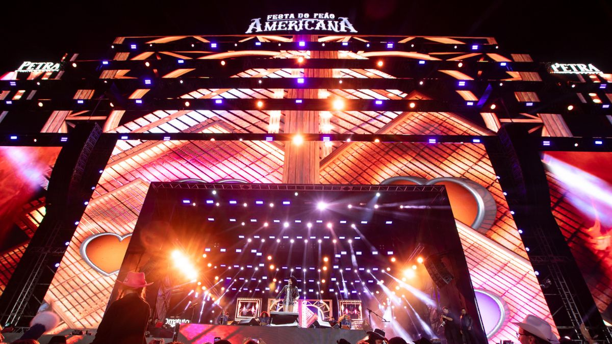 Palco principal da 38ª Festa do Peão de Americana iluminado durante apresentações sertanejas no Parque de Eventos CCA.