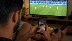 Gráfico comparativo ilustrando a grande diferença entre o volume de buscas por conteúdo adulto e futebol no Brasil, conforme estudo do Sexlog.