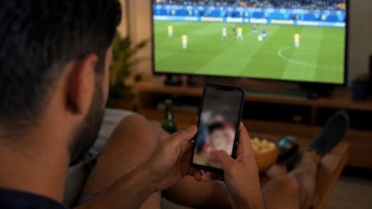 Gráfico comparativo ilustrando a grande diferença entre o volume de buscas por conteúdo adulto e futebol no Brasil, conforme estudo do Sexlog.